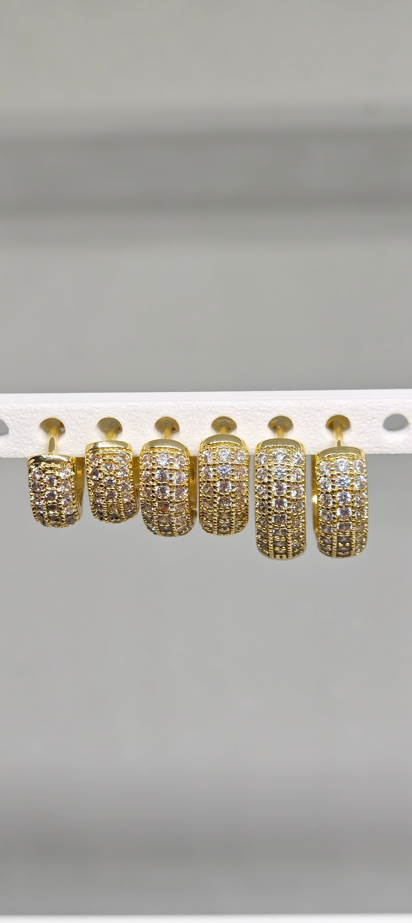 Veluare Privé 14K Gold Micro Pave Işıltılı 5'li Halka Küpe seti.