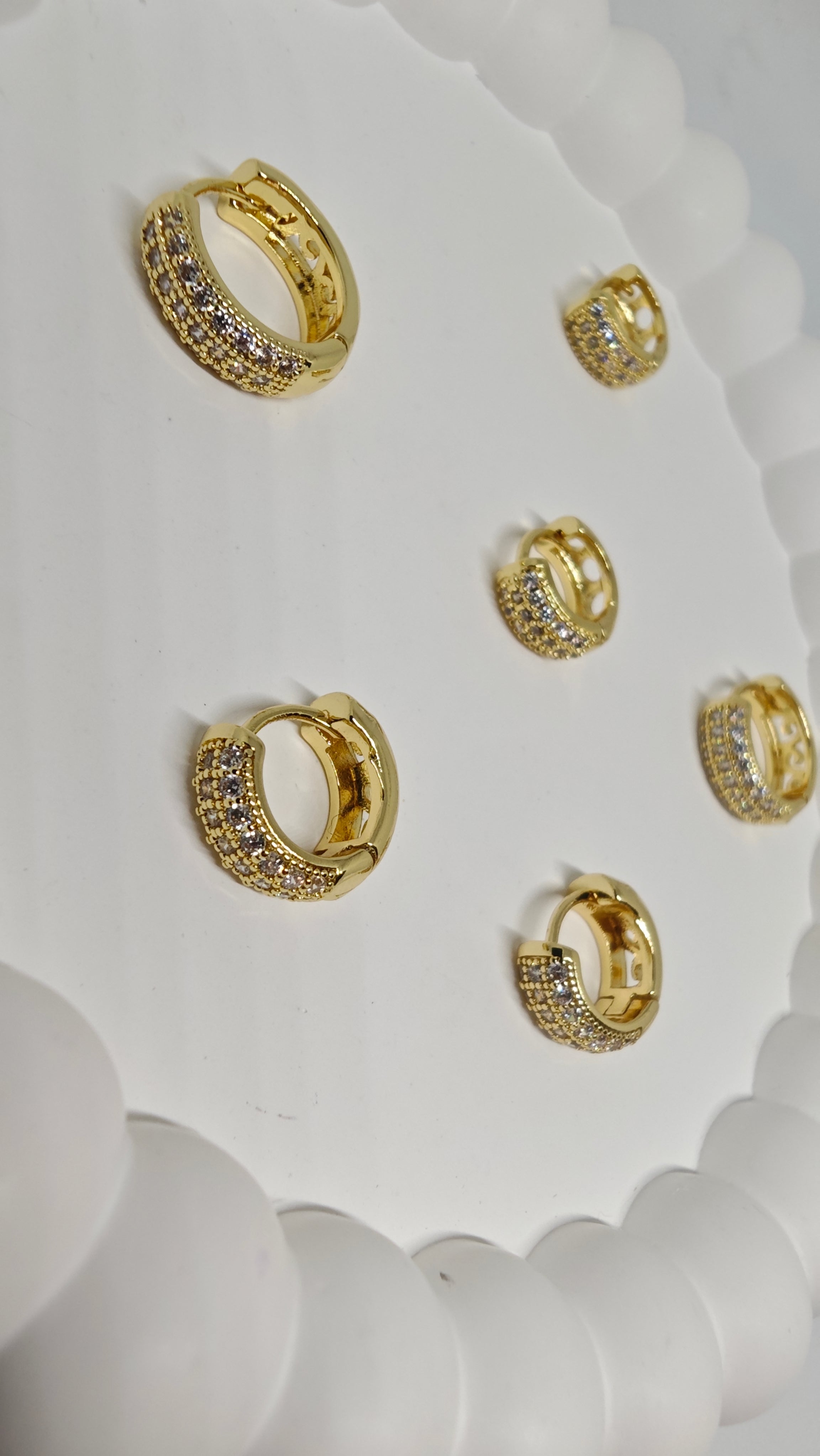 Veluare Privé 14K Gold Micro Pave Işıltılı 5'li Halka Küpe seti.