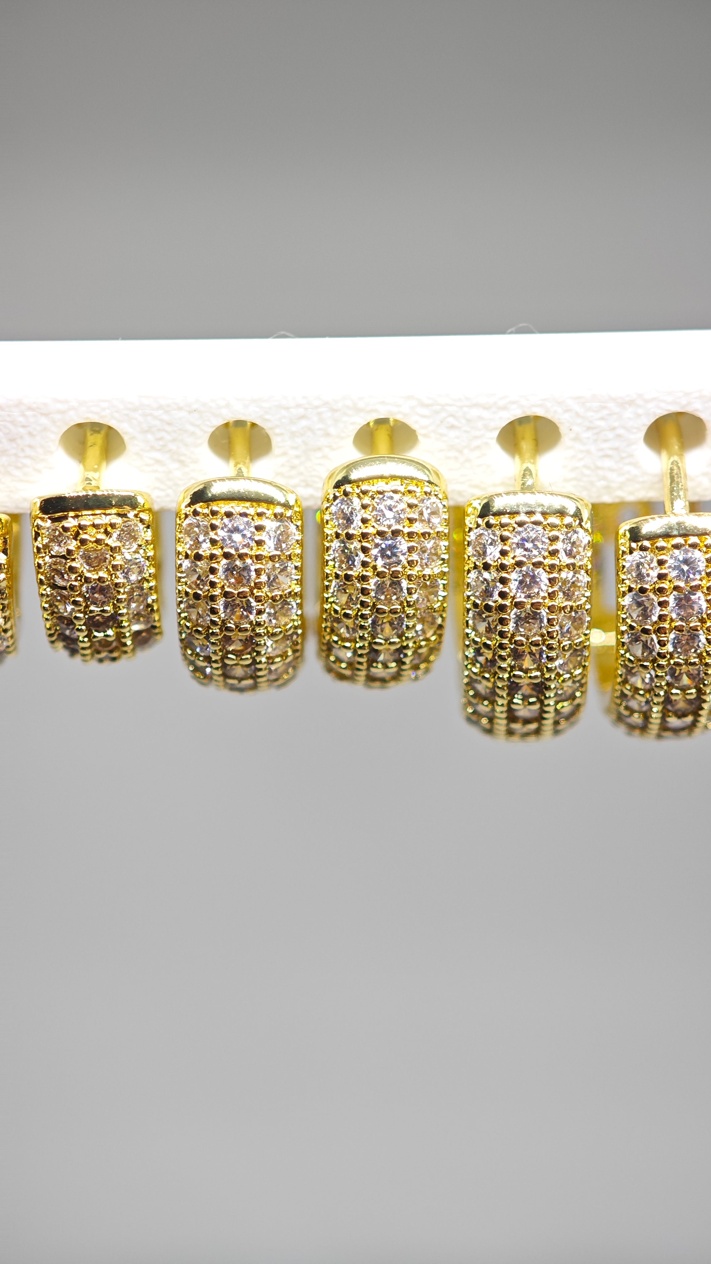 Veluare Privé 14K Gold Micro Pave Işıltılı 5'li Halka Küpe seti.