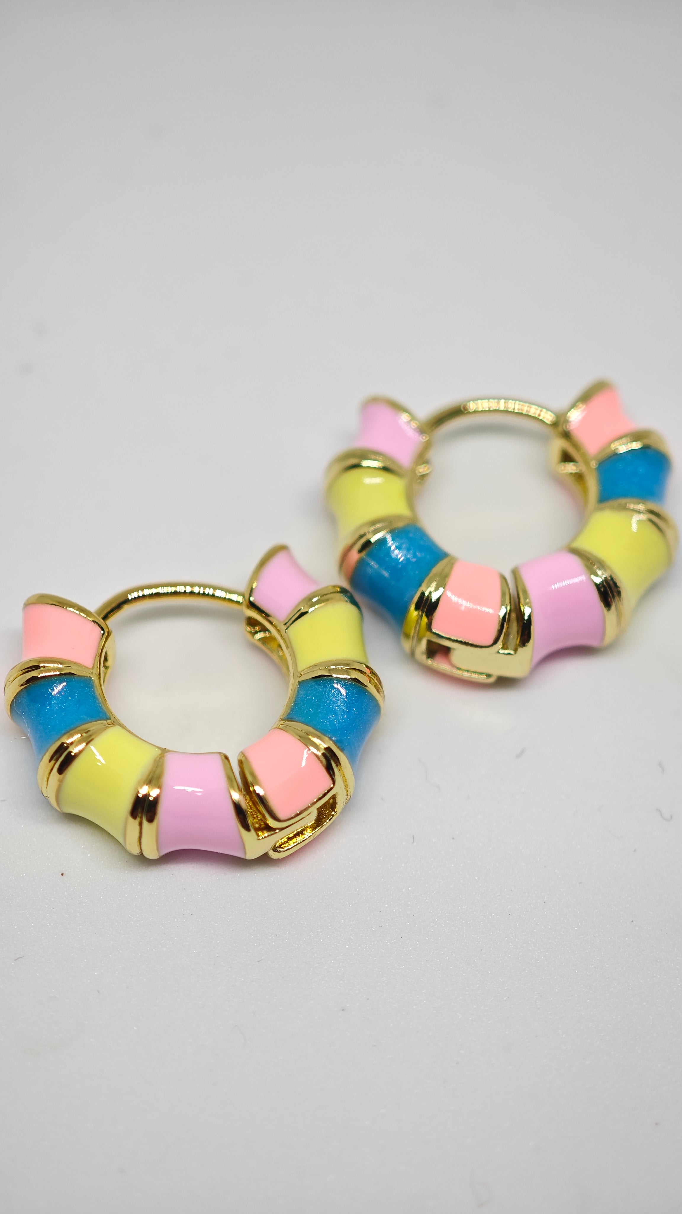 Veluare Prestige 14K Gold Pastel Mini Macaron Twist Küpe