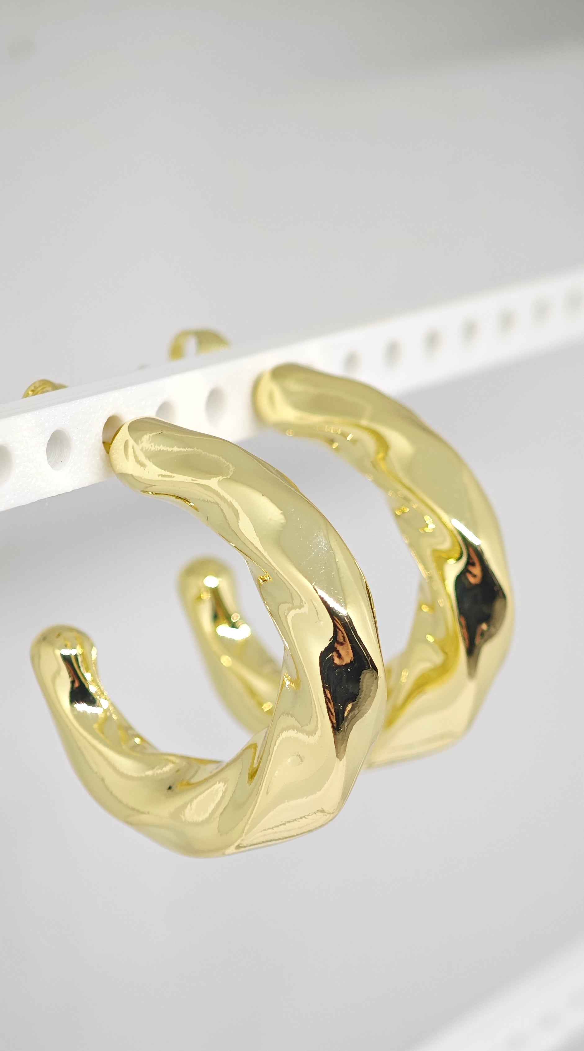 Veluare Privé 14K Gold Akışkan Kalın Halka Küpe