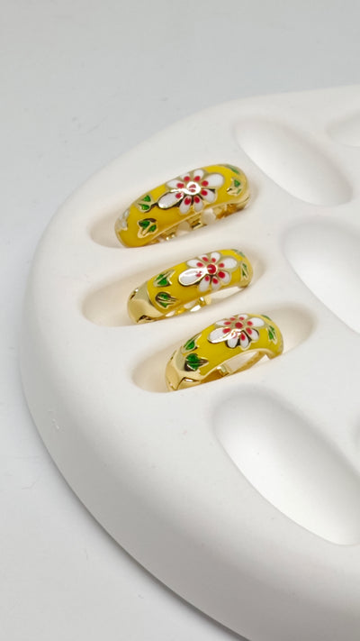 Veluare Everyday 14K Gold Sarı Çiçekli Üçlü Halka Küpe Seti