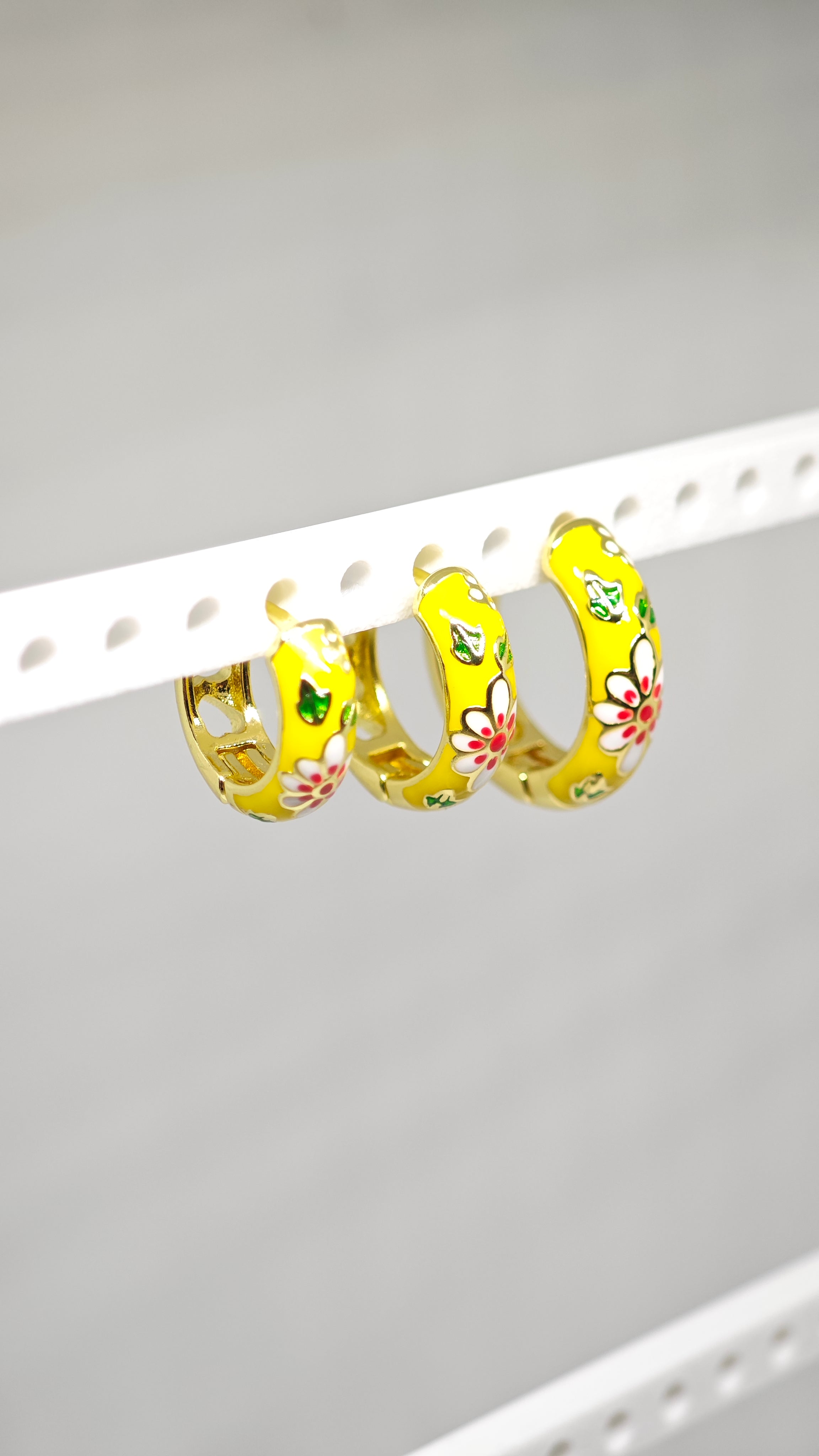 Veluare Everyday 14K Gold Sarı Çiçekli Üçlü Halka Küpe Seti