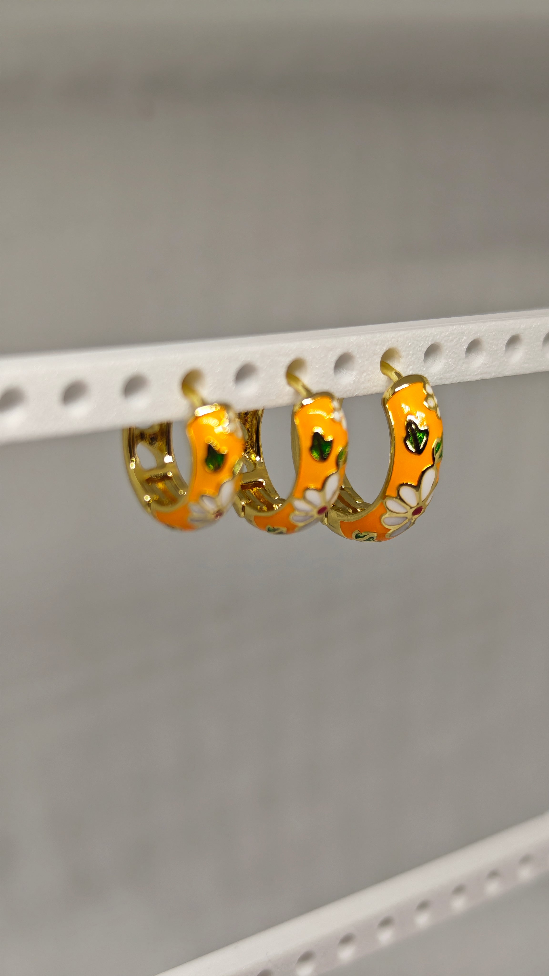 Veluare Everyday 14K Gold Turuncu Çiçekli Mineli Üçlü Halka Küpe Seti