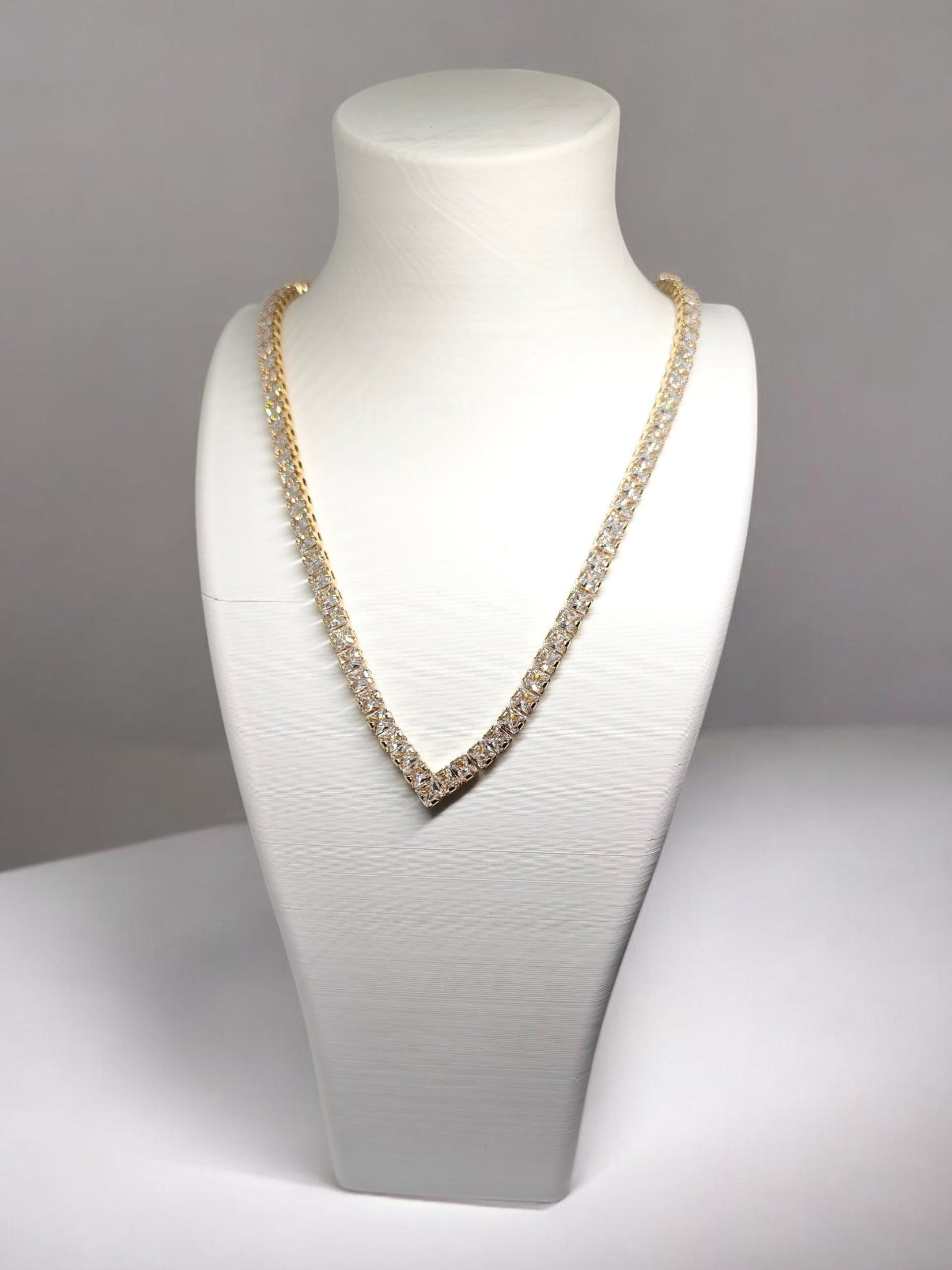 Veluare Diamond Effect 14K Prenses Kesim V Gerdanlık ve Küpe Seti