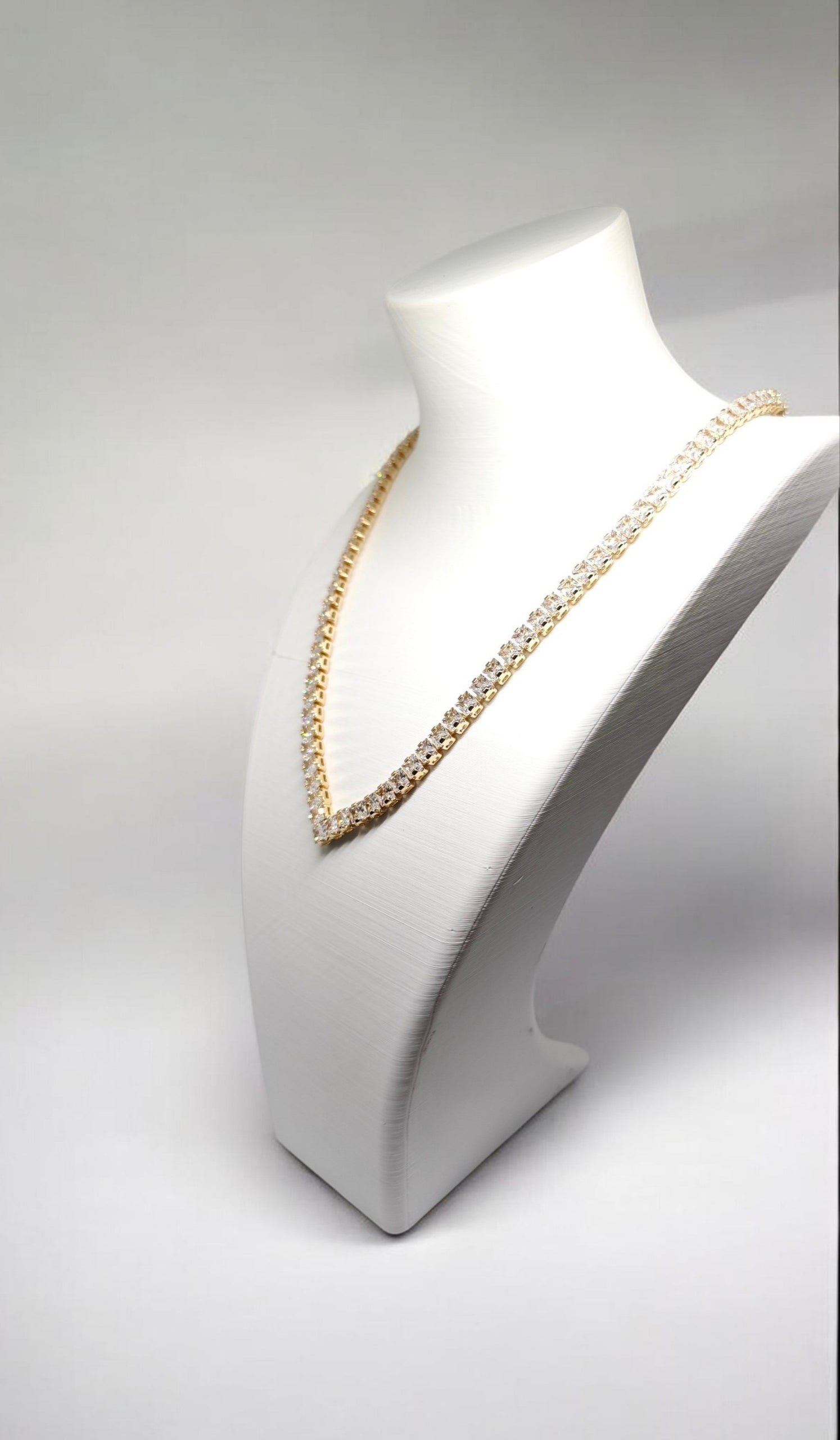 Veluare Diamond Effect 14K Prenses Kesim V Gerdanlık ve Küpe Seti